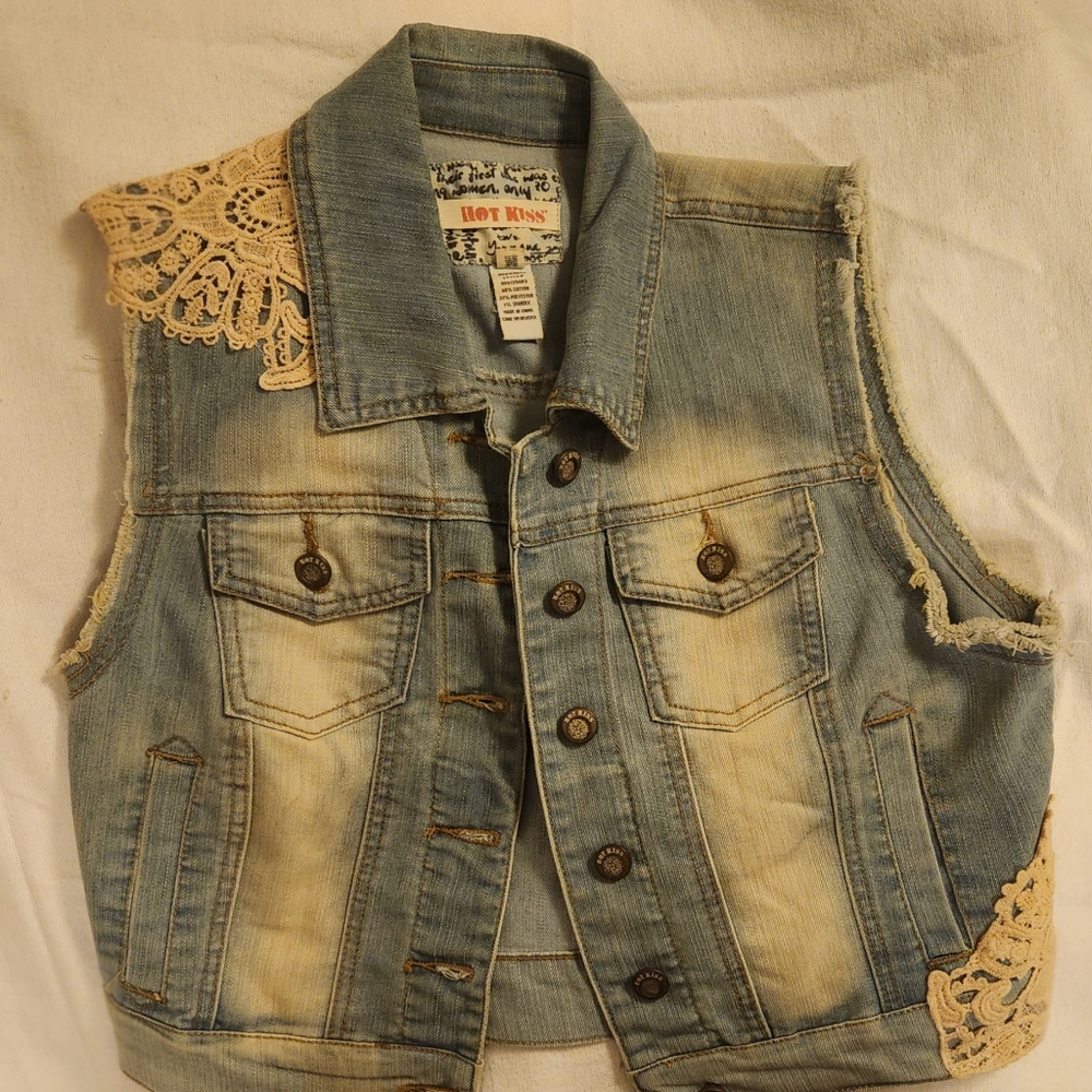 HOT KISS size Medium adorable Jean vest